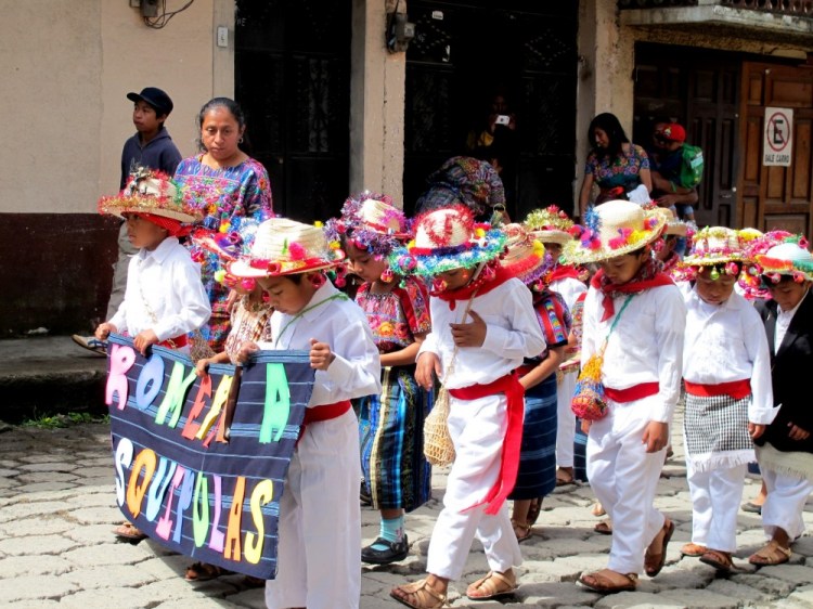 1072 children parade comalapa