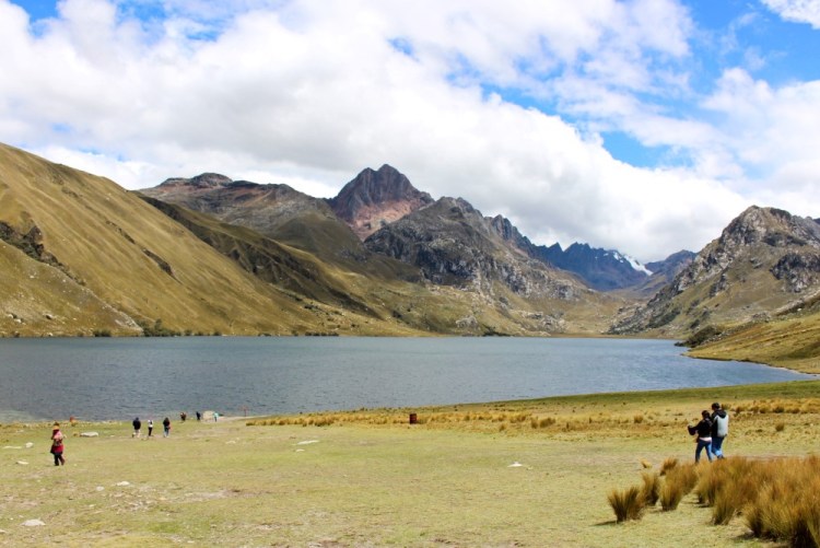 1698 Laguna Querococha Peru
