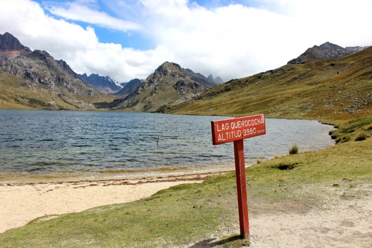 1700 Laguna Querococha Peru