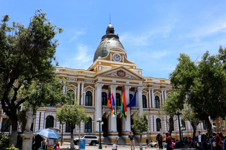 2071a La Paz Bolivia red cap tour