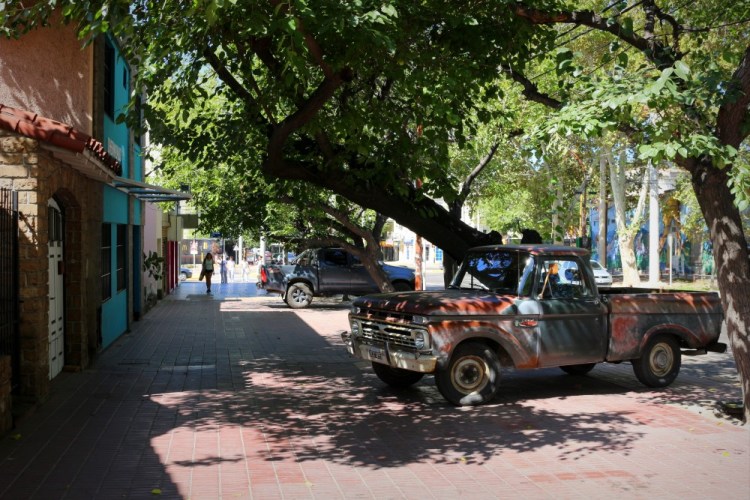 2404 Mendoza Argentina street car