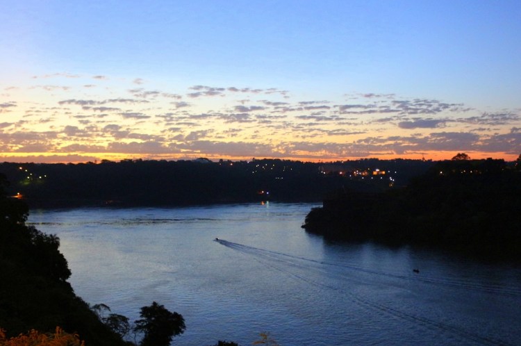 2624 Puerto Iguazu Argentina Guira Oga hito tres fronteras